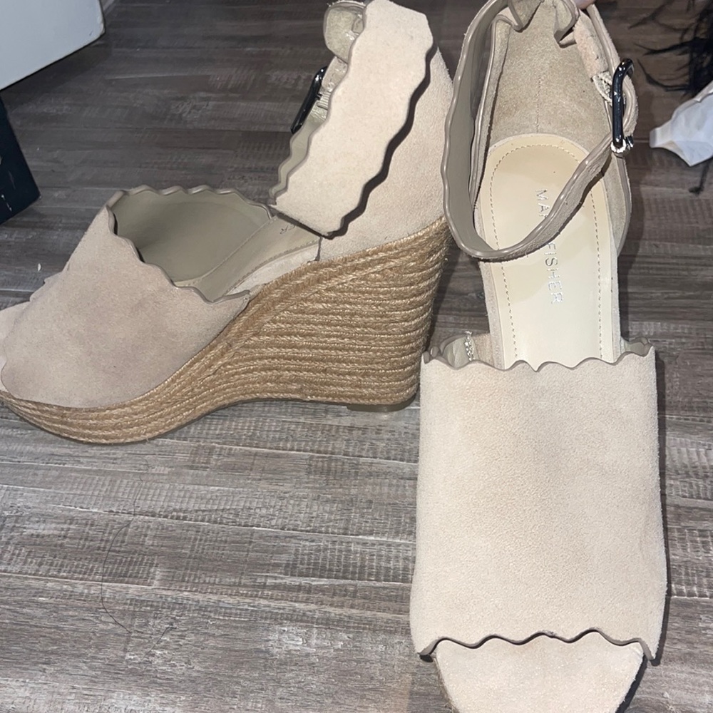 NWOT Marc Fisher scalloped wedges